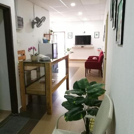 Готель Aban Transit House Кампунґ-Куала-Бесут Екстер'єр фото