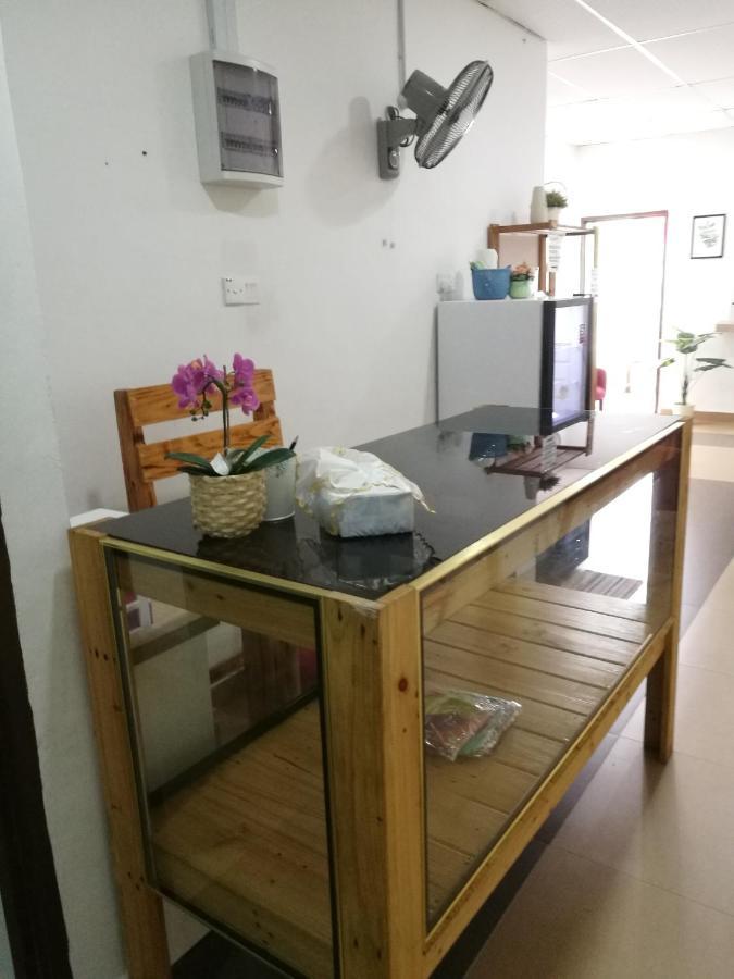Готель Aban Transit House Кампунґ-Куала-Бесут Екстер'єр фото