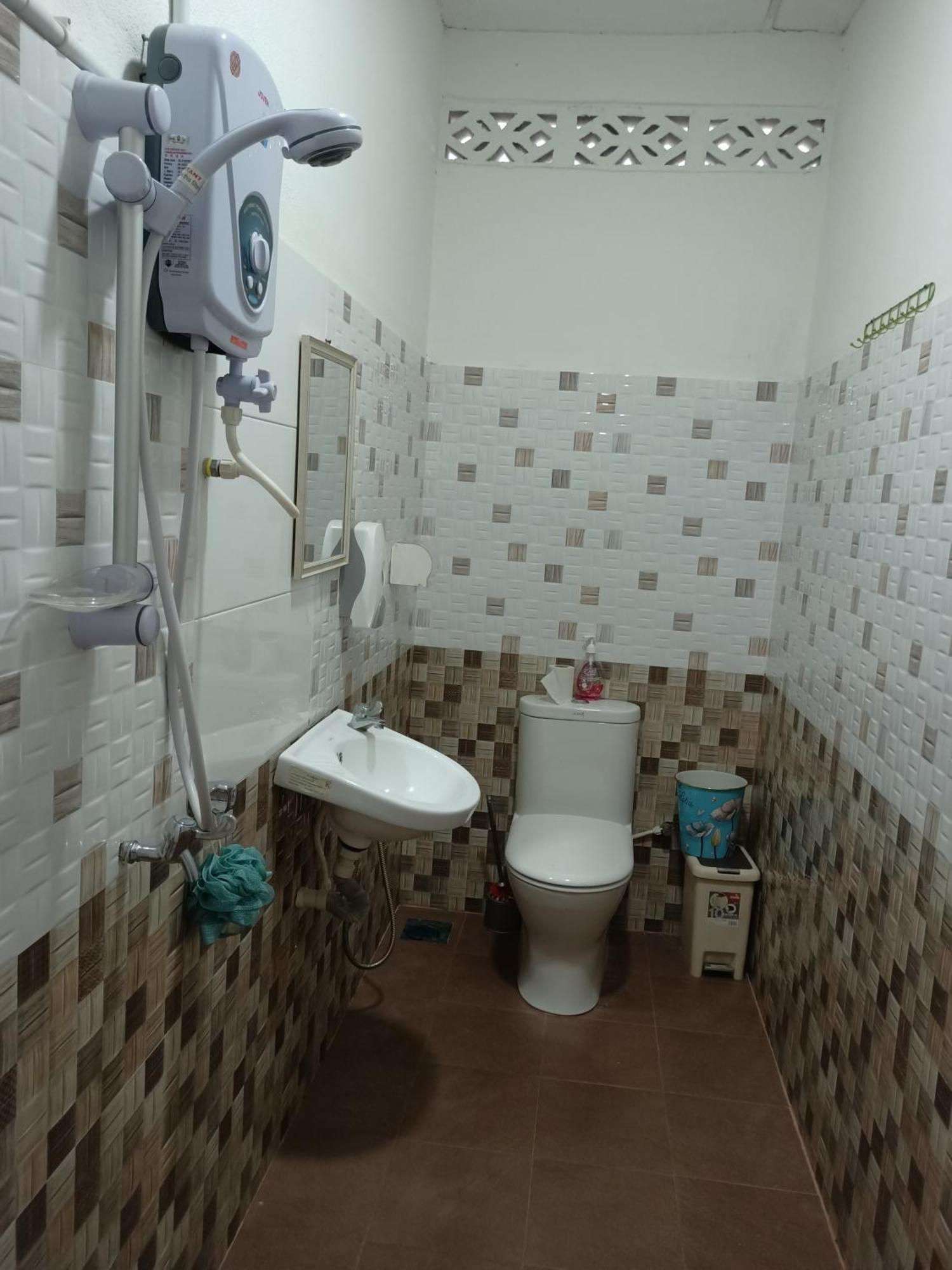 Готель Aban Transit House Кампунґ-Куала-Бесут Екстер'єр фото