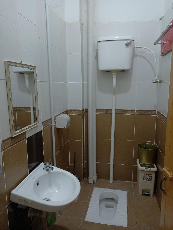 Готель Aban Transit House Кампунґ-Куала-Бесут Екстер'єр фото